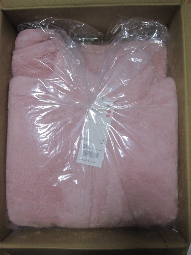 ビニールで包装されたピンク色のフリースジャケット