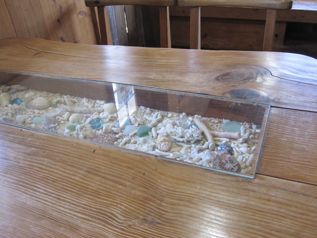 テーブルにはお洒落なガラス細工・貝殻