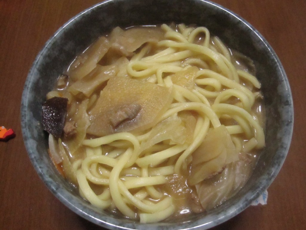 味噌汁の残りと沖縄そばの麺を混ぜる