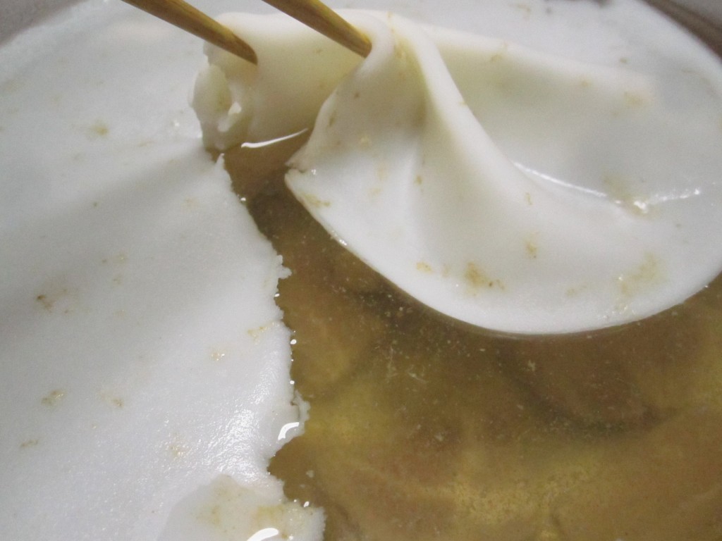 箸で脂をすくうと透明な出汁スープが姿を現す