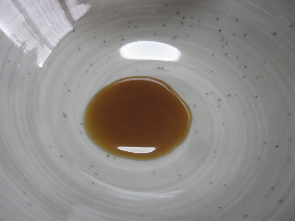 沖縄そばの陶器に濃縮スープの素を準備して豚肉の茹で汁を隠し味に加える