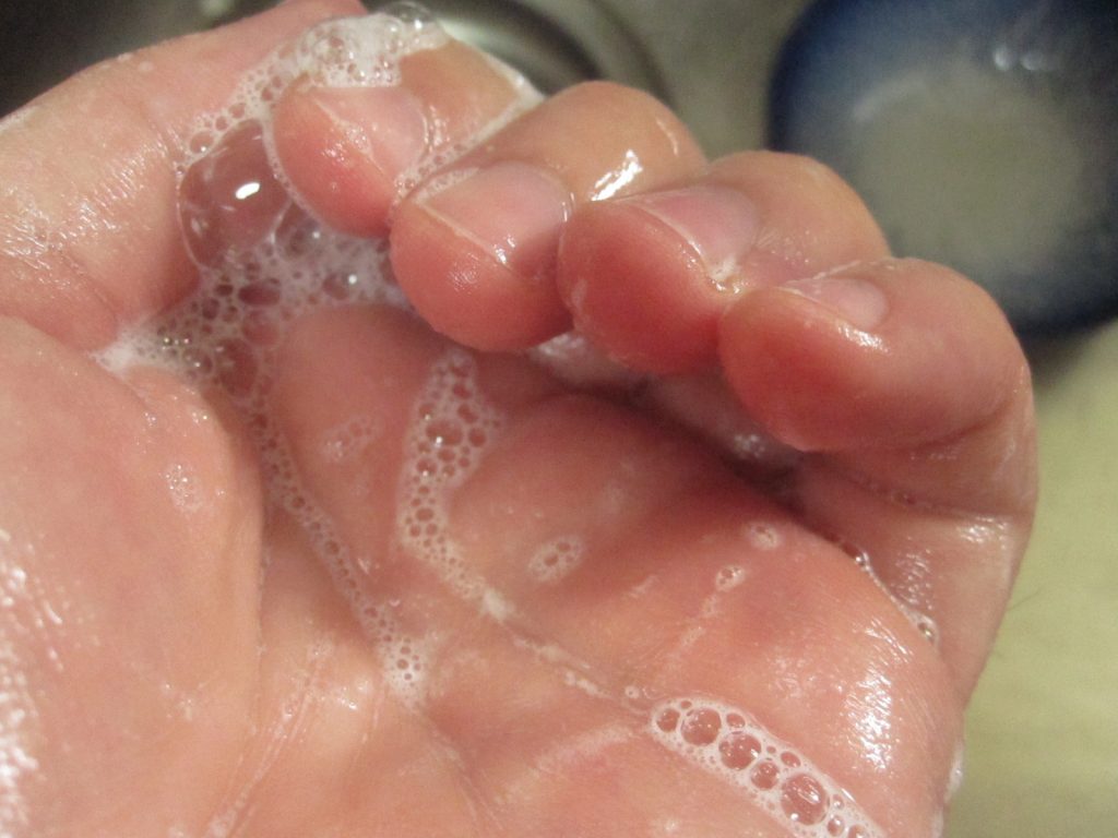 小さく硬い状態の固形石鹸は泡立ちが非常に悪い