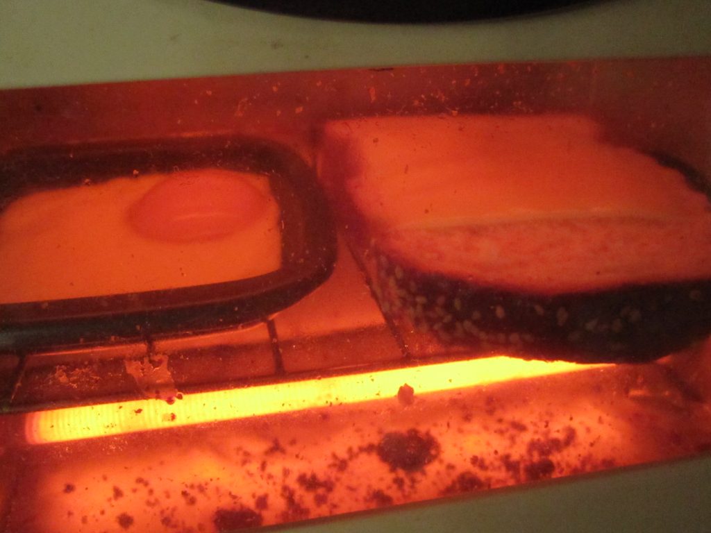オーブントースターで目玉焼きと食パン（チーズのせ）を焼く様子