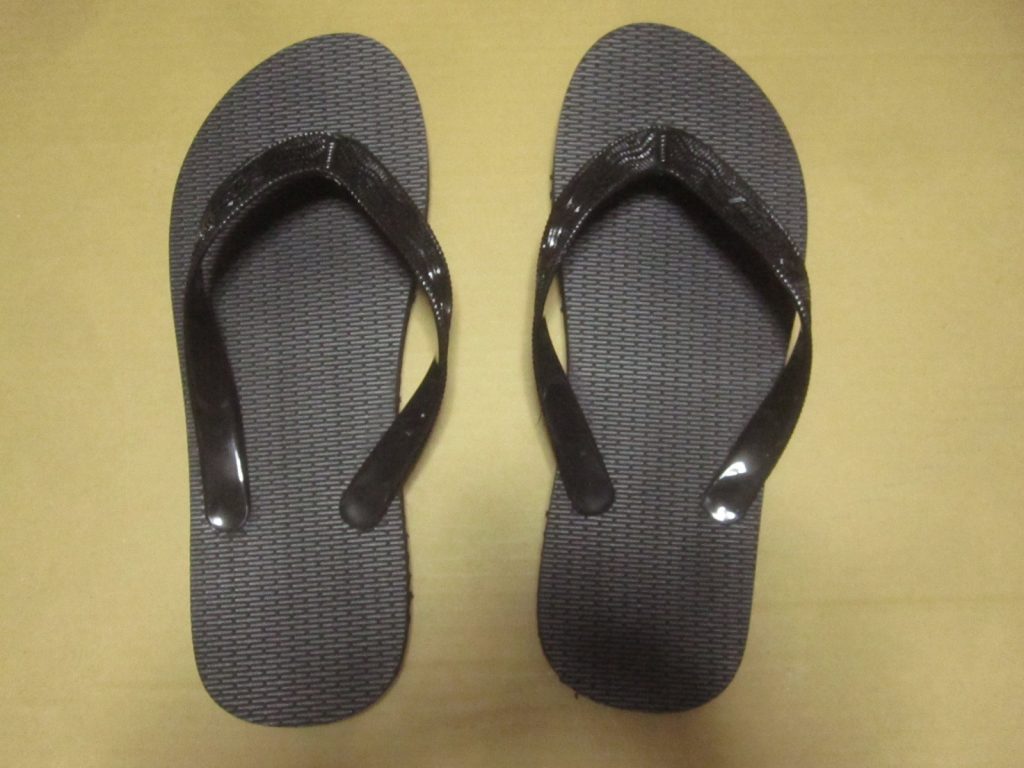 沖縄県内のシューズショップ（靴屋さん）で購入した黒いビーチサンダル・島ぞうり