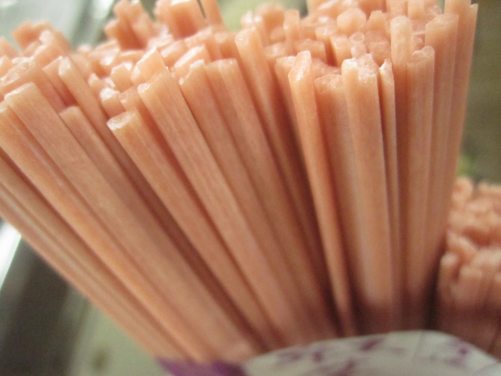 紅芋の桜色・ピンク色が栄える綺麗な麺