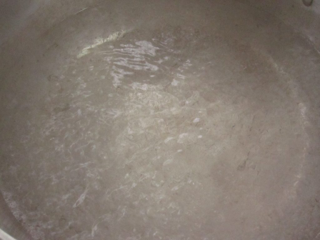 鍋に湯を沸かし熱々の熱湯を準備する