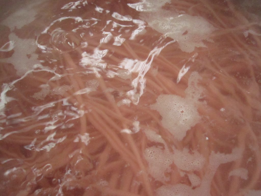 沸騰した湯の中へ紅芋の乾麺を入れて5分程度茹で上げる