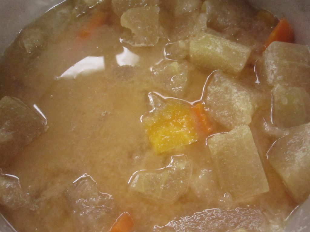 冬瓜（とうがん）・島人参で作った味噌汁と沖縄そば出汁を混ぜてスープを作る