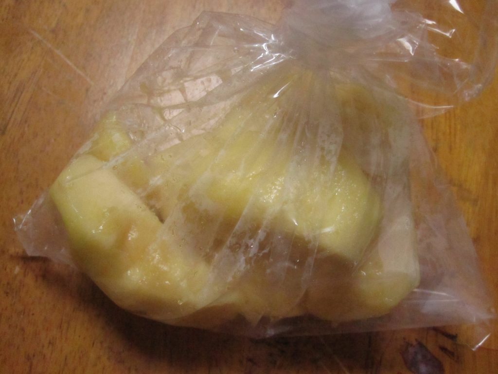皮を剥いて白い梨のような果肉を切って冷蔵庫で冷やす