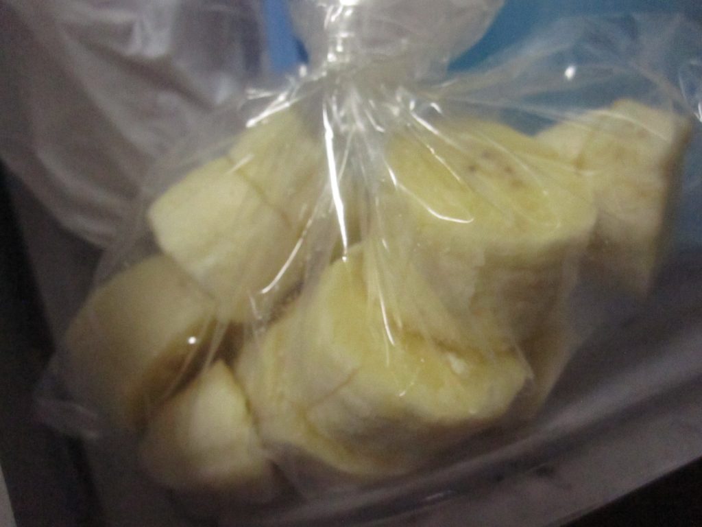 切ったバナナをビニール袋に入れて冷蔵庫・冷凍庫で冷やす