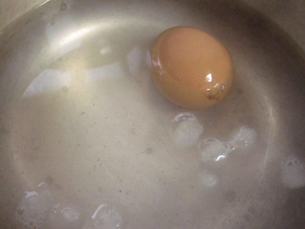 鍋で湯を沸かし半熟卵・温泉卵を作っておく
