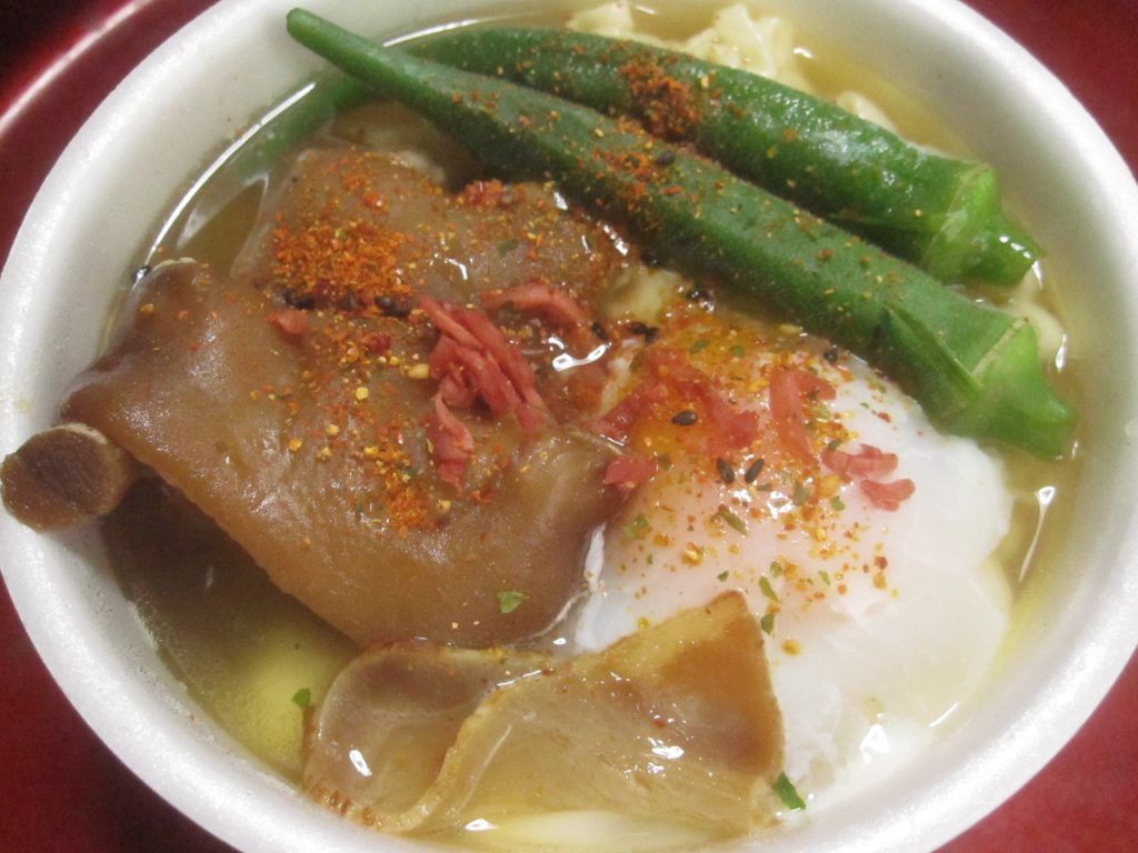 沖縄そばカップ麺の薬味・調味料（七味唐辛子、紅しょうが）を加えた完成！