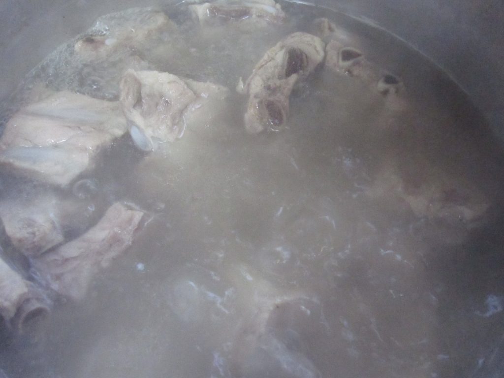 グツグツ煮えたぎる鍋の中で、豚肉の脂を落とす！