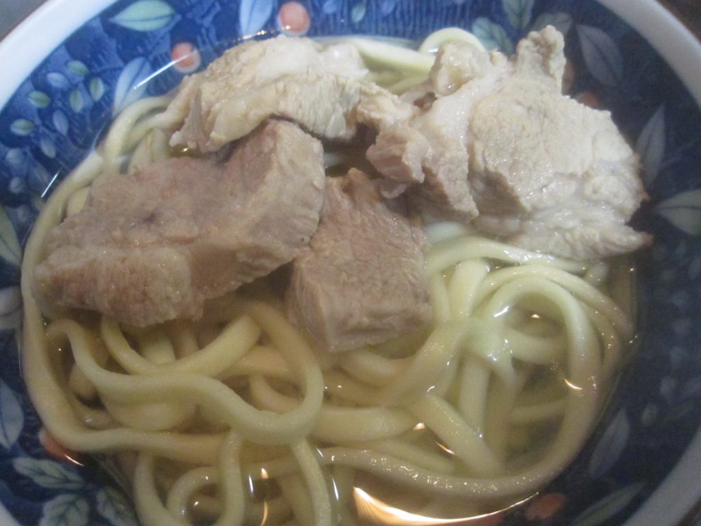 肉汁出汁スープを加え豚肉を載せたらシンプルな沖縄そばが完成！