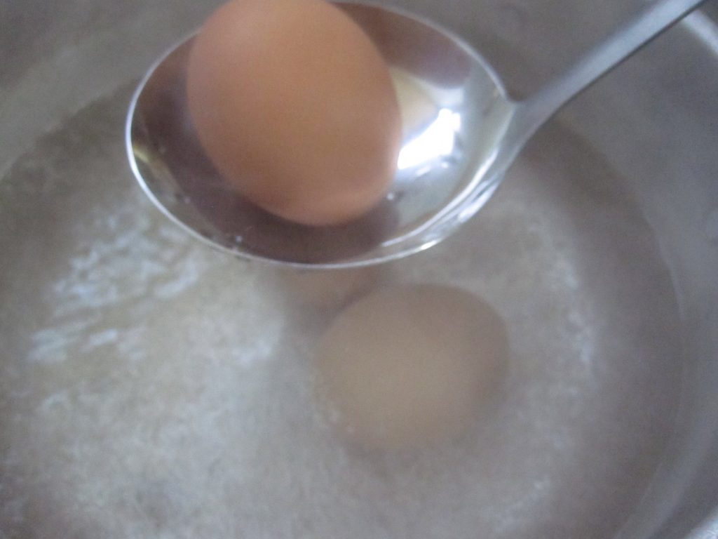 沸騰した湯の中に卵をゆっくり投入する