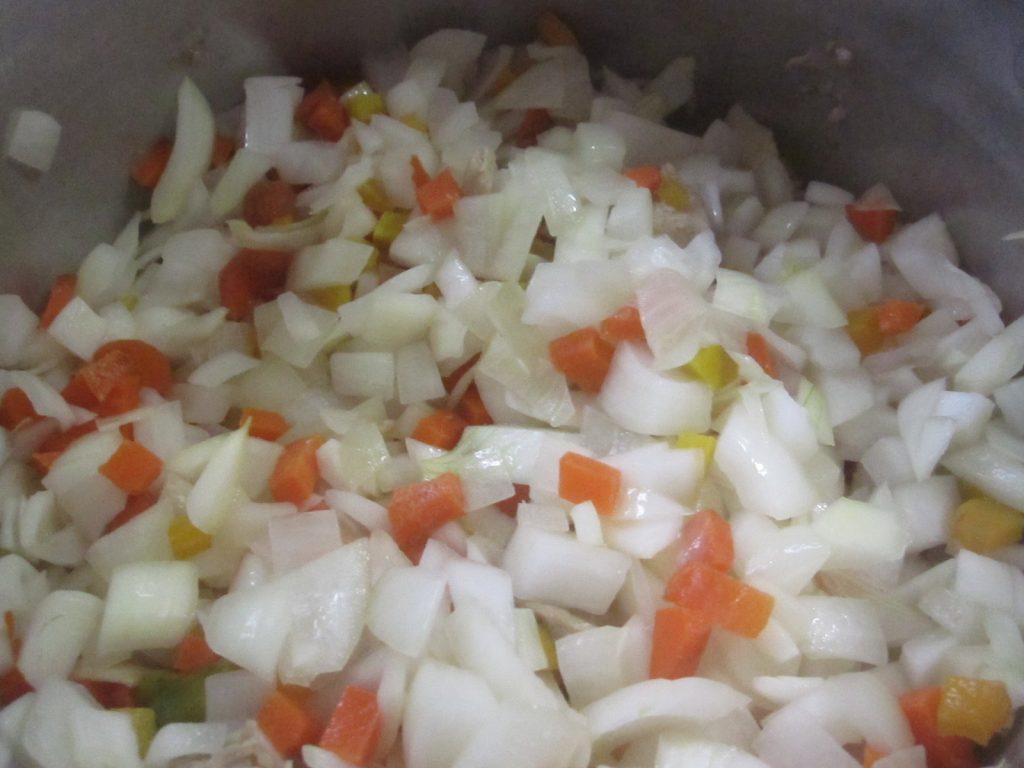 鍋で野菜を焦がさないように炒める