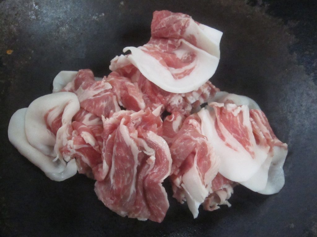 沖縄県産アグー豚肉をフライパンで炒める