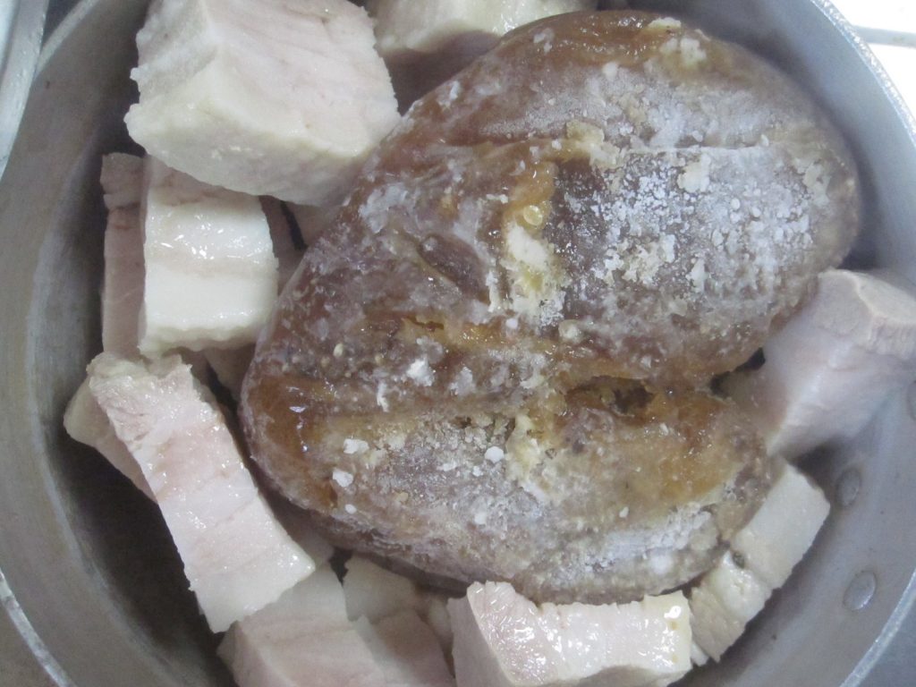 前回の豚肉煮込みで使用した残り汁を冷凍保存していたので活用する