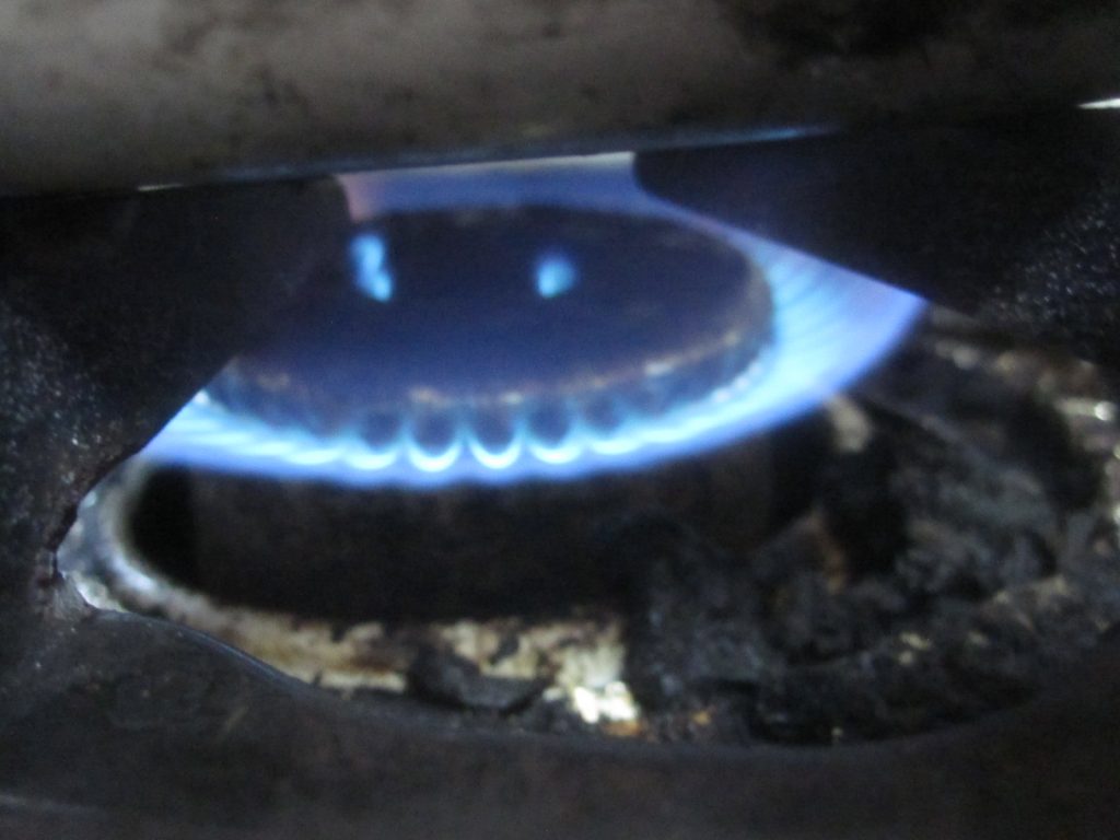 鍋をガスコンロの火にかける