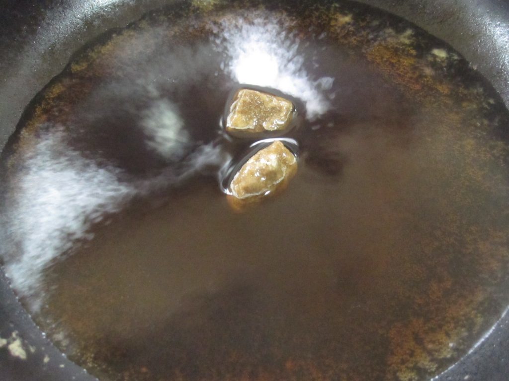 別の鍋に泡盛、醤油、みりん、黒砂糖を入れて味付け煮込みを開始する