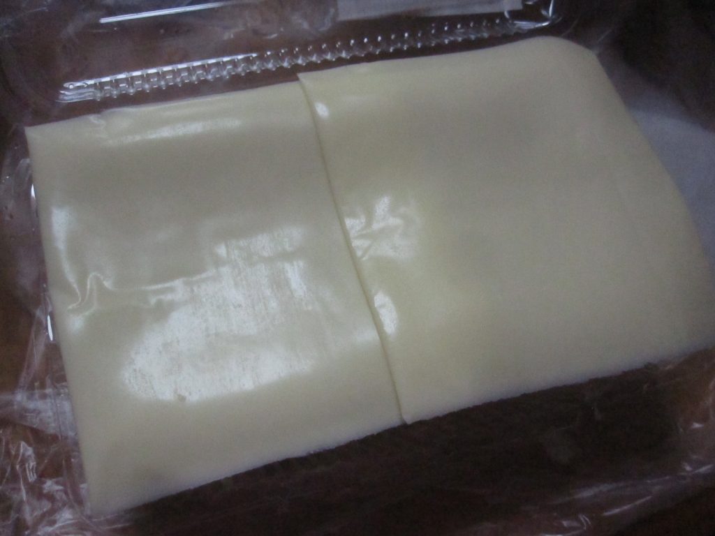 揚げ豆腐を覆い隠すように”とろけるチーズ”を乗せる