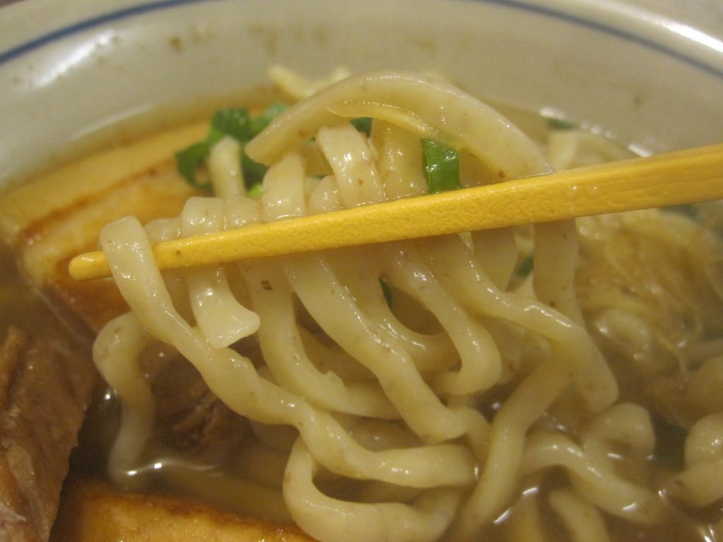 沖縄県産小麦を使用した自家製生麺はコシがあってモチモチで美味い！絶品！