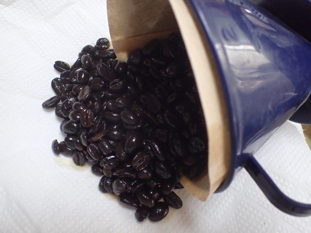 泡盛に漬け込んだコーヒー豆の水分を取り除く作業