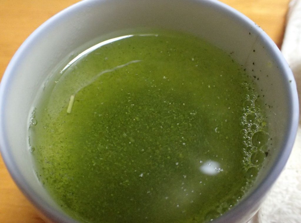 湯のみ茶碗に”まるごと緑茶”を注いだ写真