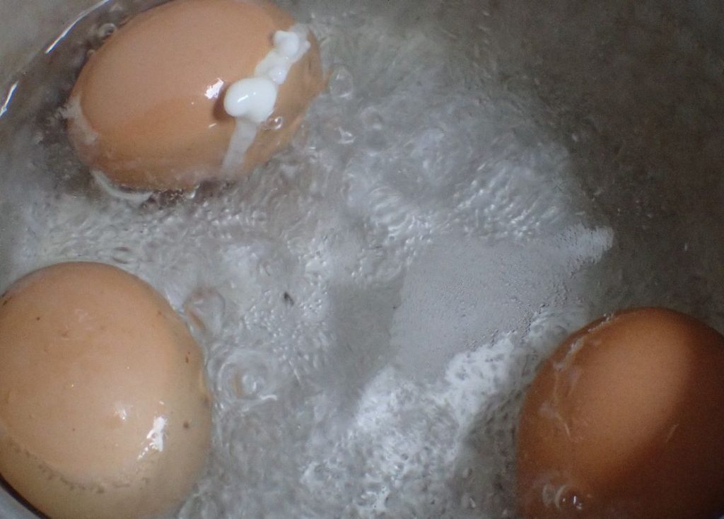 常温に戻さす冷たいまま茹でた卵は殻が割れてしまった
