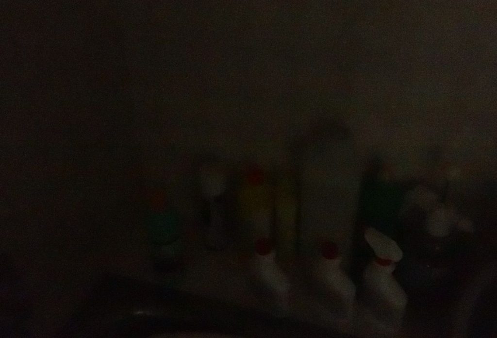 早朝の真っ暗闇な風呂場の写真