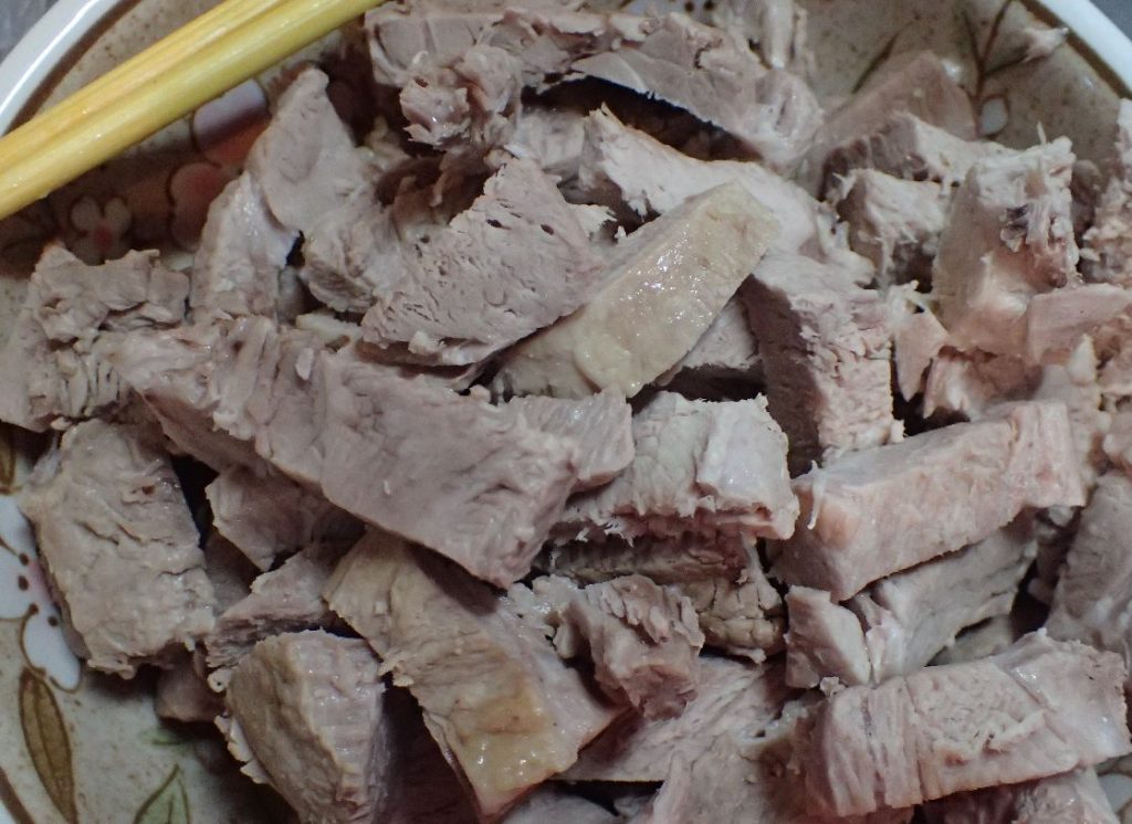 中身汁用の脂身の少ない豚肉を切っておく