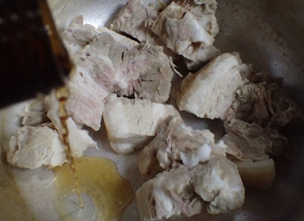 豚の三枚肉を一口サイズに切り分けた角煮を紹興酒で味付けする