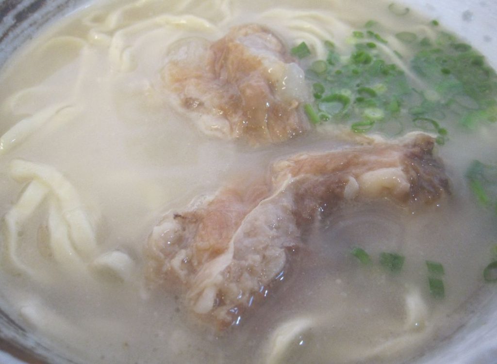 白濁した出汁スープに浮かぶ軟骨ソーキ