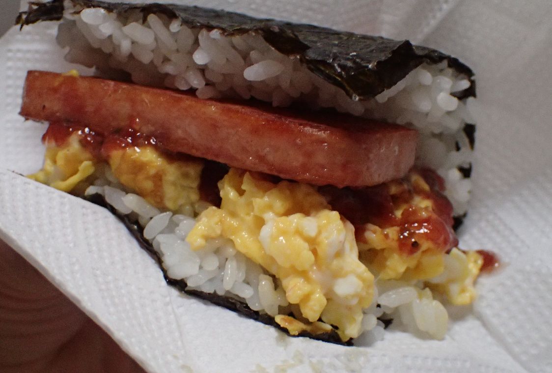 沖縄そば以上に沖縄県民のソウルフード「ポーク卵おにぎり」