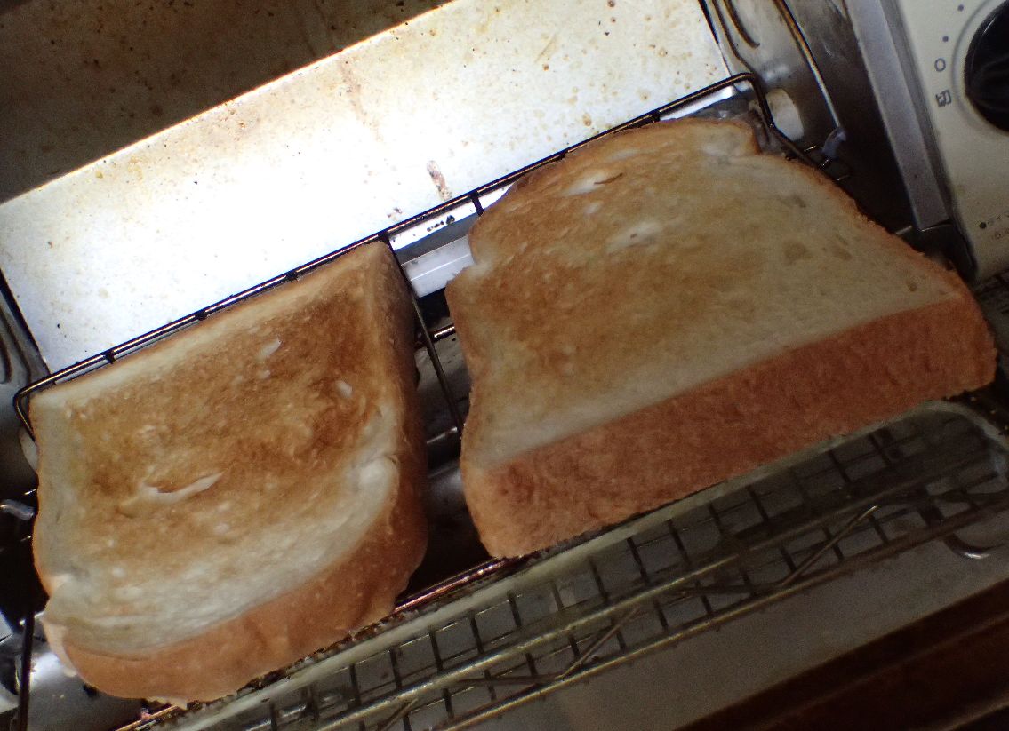 オーブントースターでパンを焼く