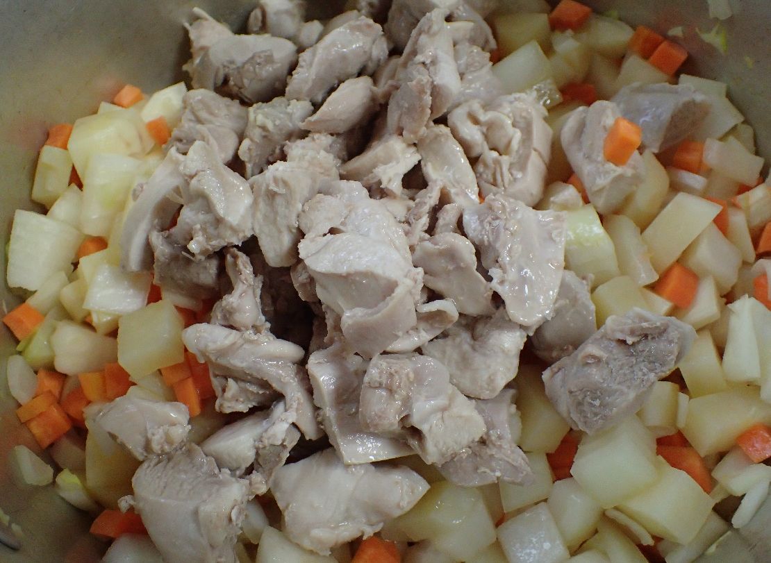 鶏肉、野菜などの材料を炒める