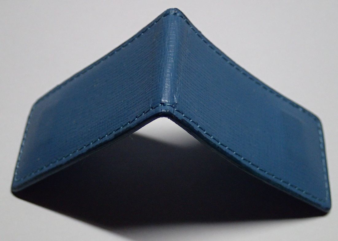 愛用中している革製の青いマネークリップ ※磁石