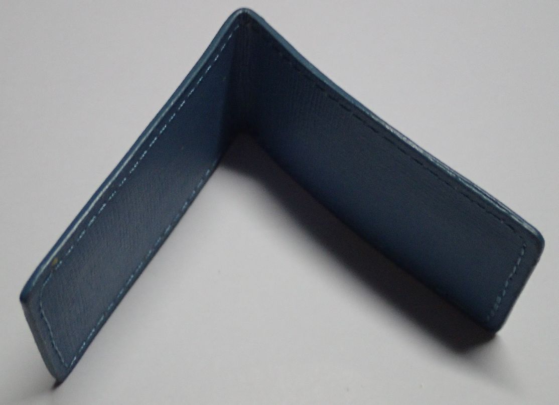 愛用中している革製の青いマネークリップ ※磁石