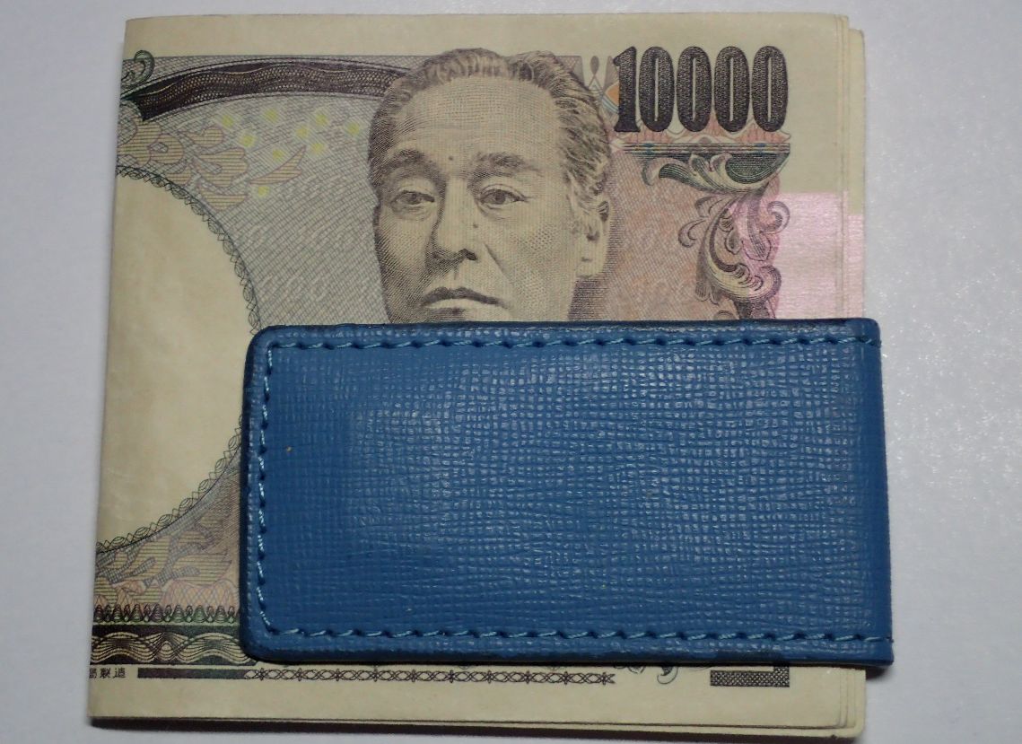 壱万円紙幣・お札をマネークリップで留めた写真
