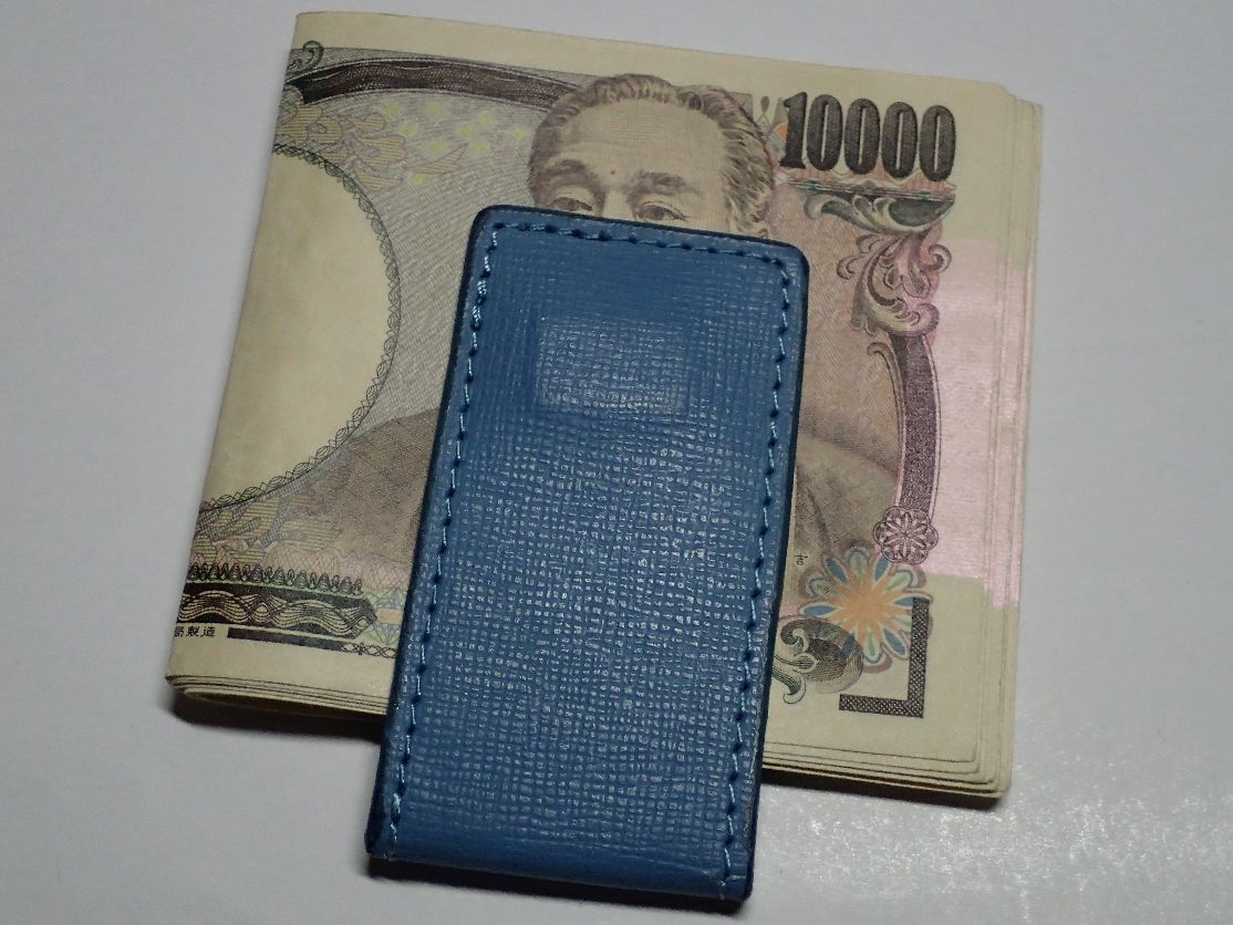 壱万円紙幣・お札をマネークリップで留めた写真