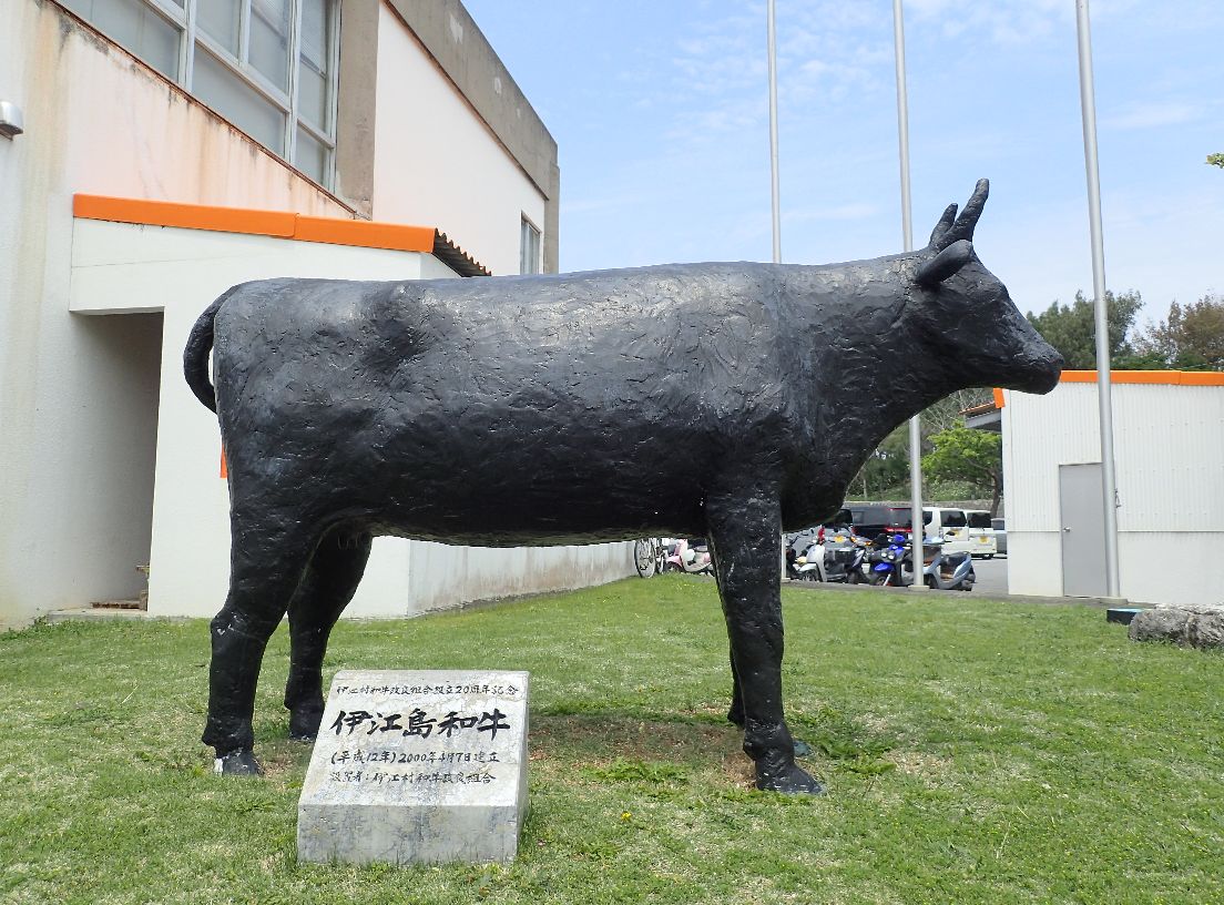 島内で多数飼育されている伊江島和牛の像