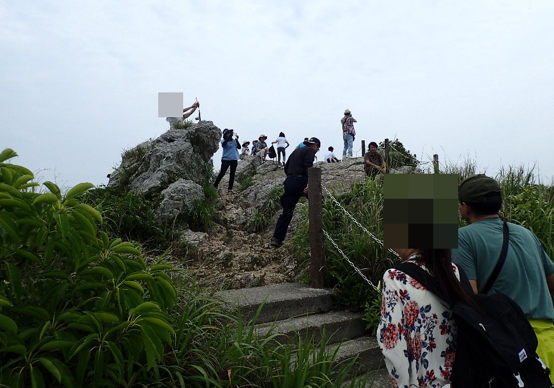 伊江島タッチューの頂上で寛ぐ登山者たち