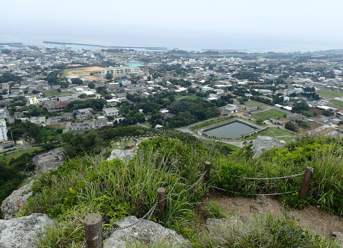 伊江島タッチューの頂上から見下ろす景色