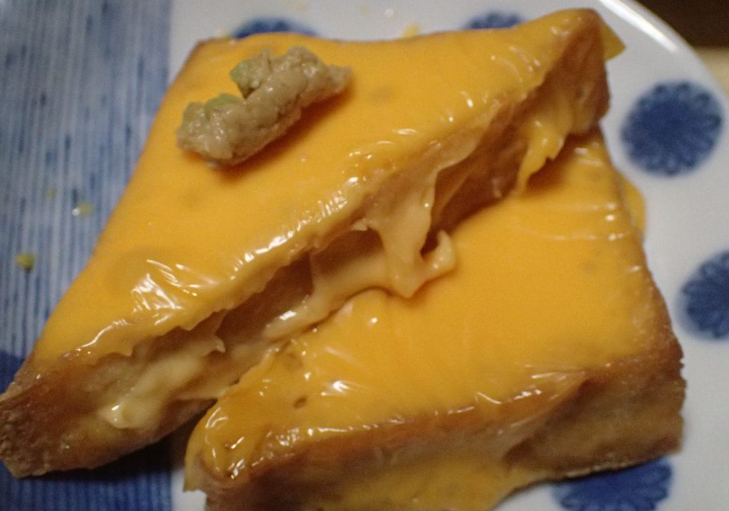 揚げ豆腐チーズのせごま油風味と、わさぴーの組み合わせ