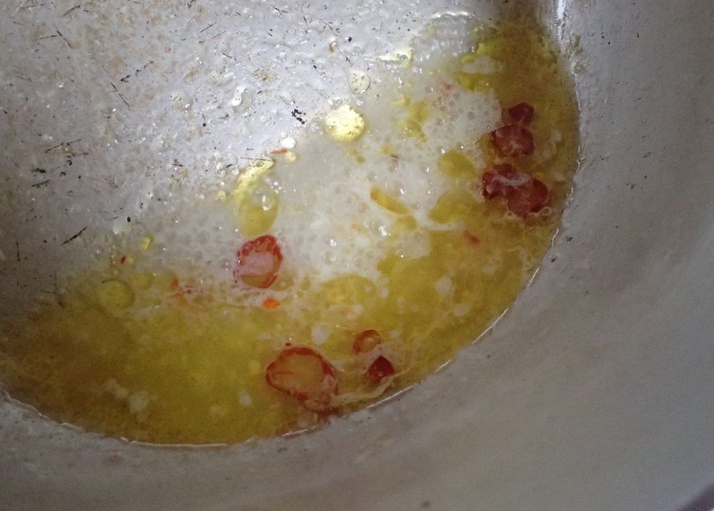 オリーブオイルでニンニク、唐辛子を炒める